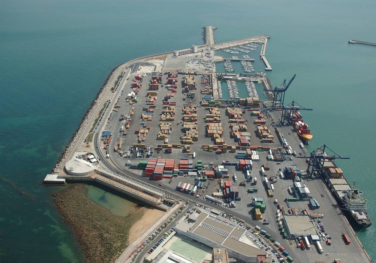 Vista general de la terminal de contendores, en el muelle Reina Sofía de Cádiz