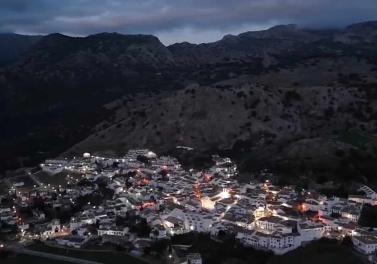 Vistas aéreas de un pueblo blanco de Cádiz enclavado entre montañas: «Sencillamente espectacular»