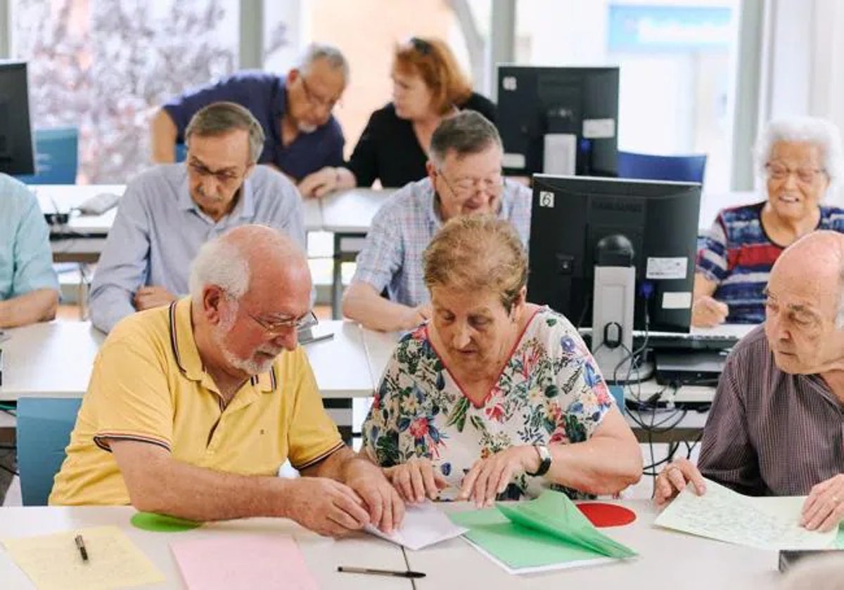 Mayores realizando un taller.