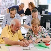 Mayores realizando un taller.