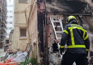 Un incendio en la avenida Ana de Viya en Cádiz provoca una fuga de gas