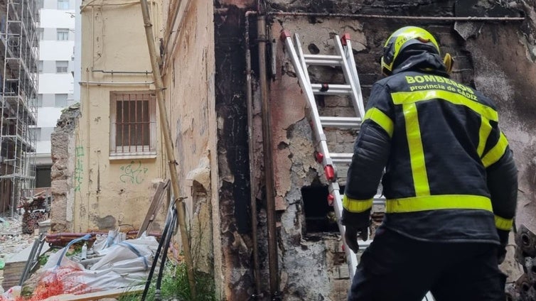 Un incendio en la avenida Ana de Viya en Cádiz provoca una fuga de gas