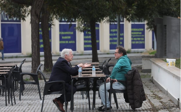 La entrevista se desarrolla en la terraza del bar - restaurante Zona Franca