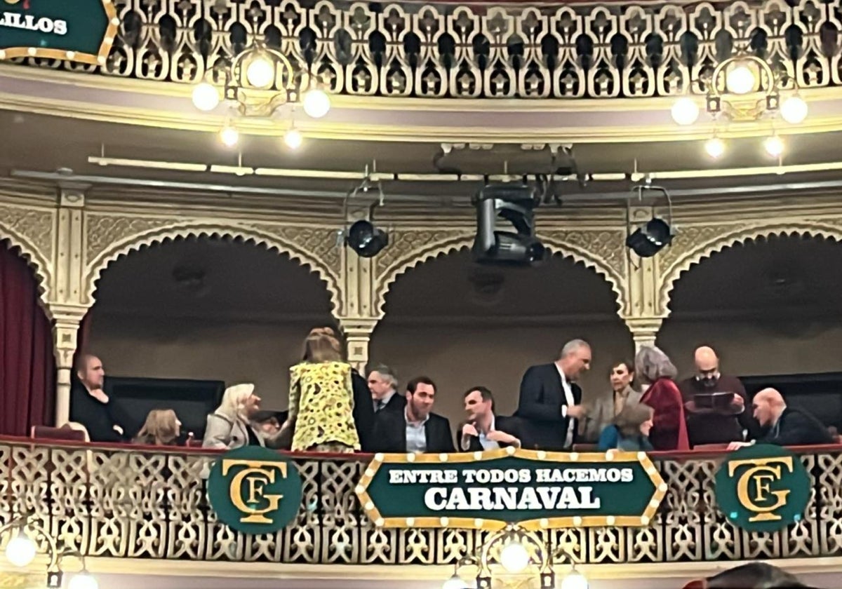 Óscar Puente en el palco municipal del Gran Teatro Falla durante la séptima sesión.