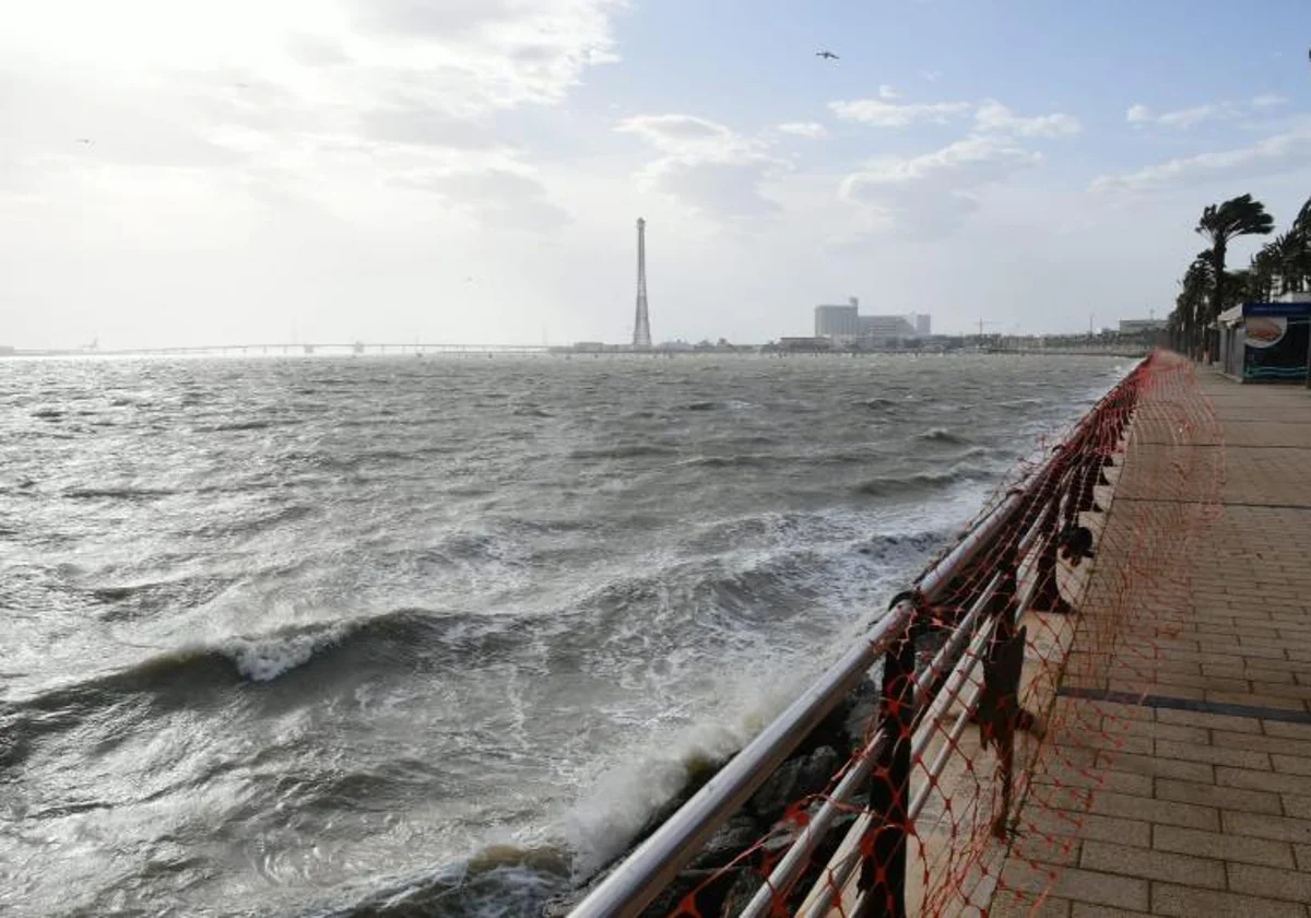 Torre de Puntales y puente Carranza un día de temporal en Cádiz