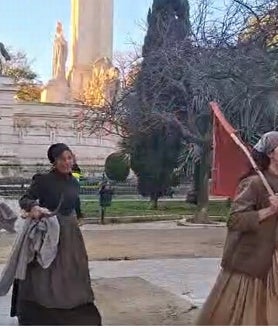 Imagen secundaria 2 - Barricadas y banderas en un Cádiz revolucionario que emula a París para el rodaje de &#039;Young Sherlock&#039;