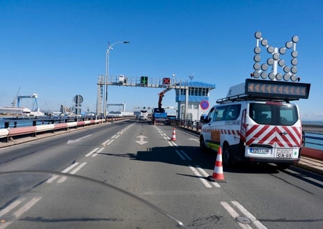 Imagen secundaria 1 - Cirugía de mantenimiento al tramo levadizo del puente Carranza