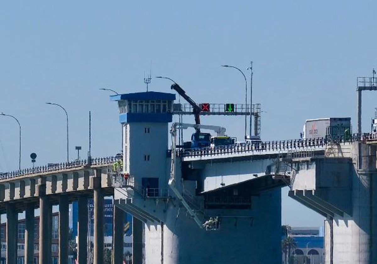 Inspección al tramo levadizo del puente Carranza