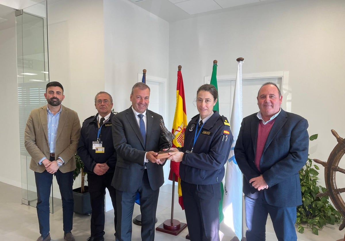 Momento de la entrega de la estatuilla al CEO de Bayport, Rafael Fernández