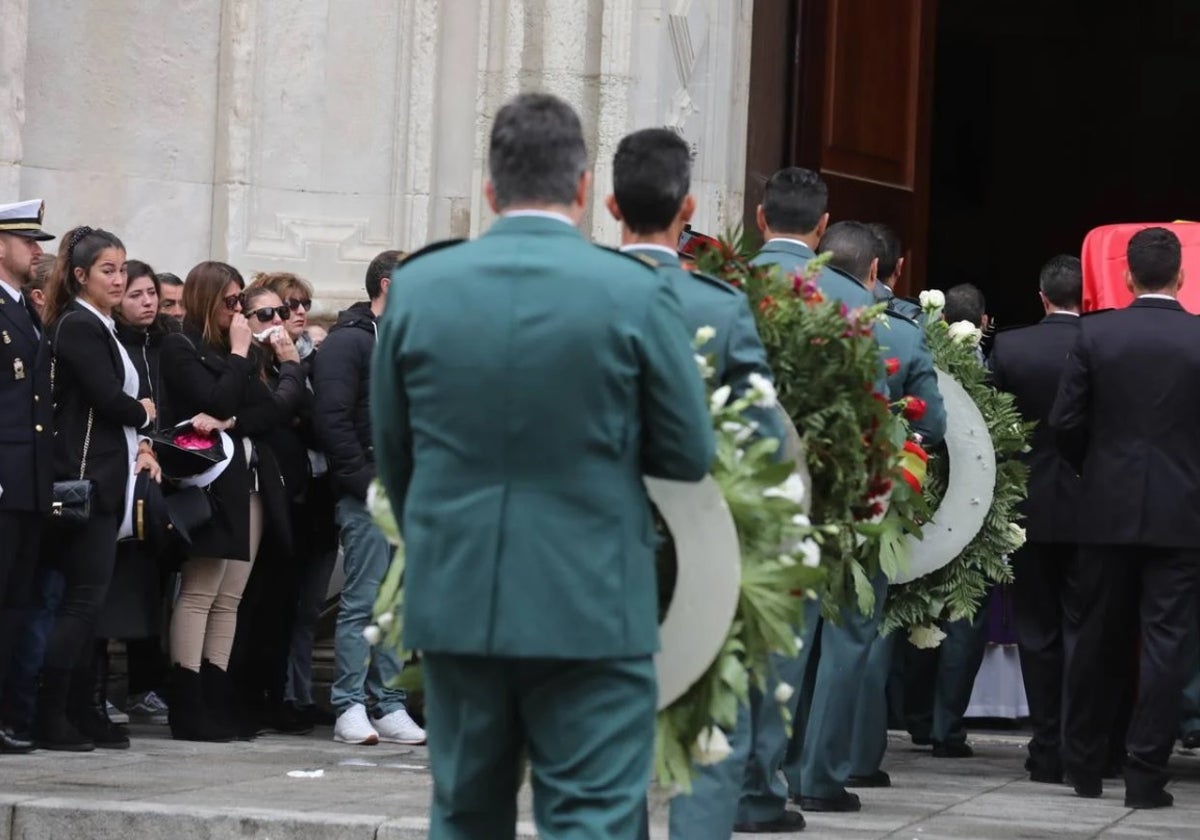 Funeral del agentes isleño fallecido, en la catedral de Cádiz.