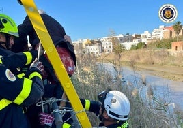 Rescatan a un vecino de Chiclana que había caído al cauce del río