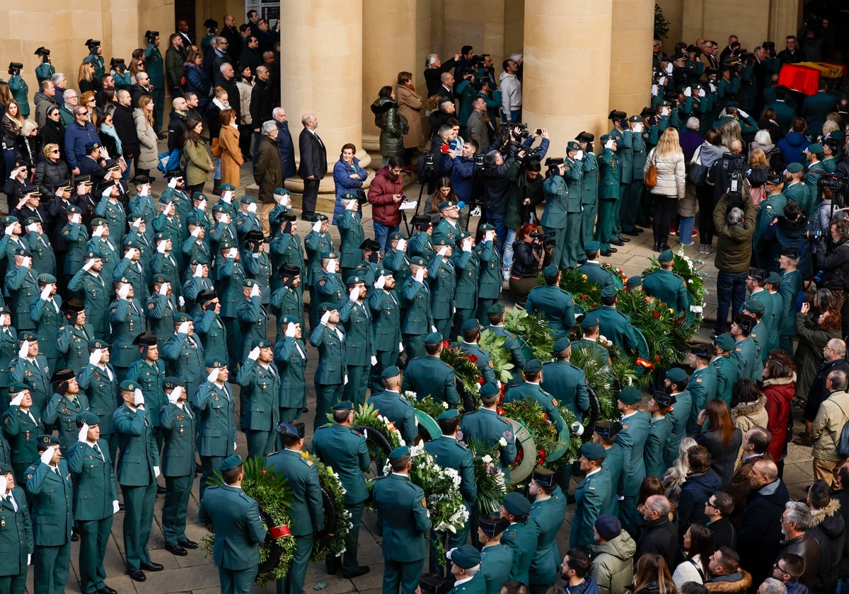 Imagen del funeral de uno de los agentes fallecidos con sus compañeros formando.