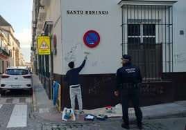 Un grafitero se presta  a pintar la fachada del Colegio de las Carmelitas de El Puerto tras hacer dibujos y ser pillado por la Policía