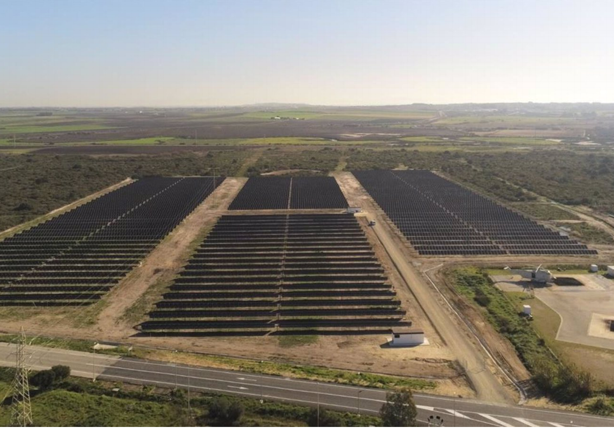 Imagen de la planta fotovoltaica en Rota