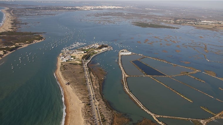 La canal de Sancti Petri con el Poblado y el puerto deportivo al fondo