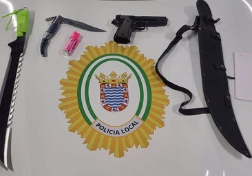 Un arma simulada y un machete para amenazar a diferentes personas en Jerez