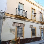 Finca completamente abandonada en la calle San Félix de Cádiz