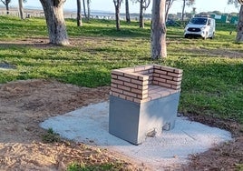 El Ayuntamiento instala barbacoas en el Parque Batalla del Trocadero de Puerto Real