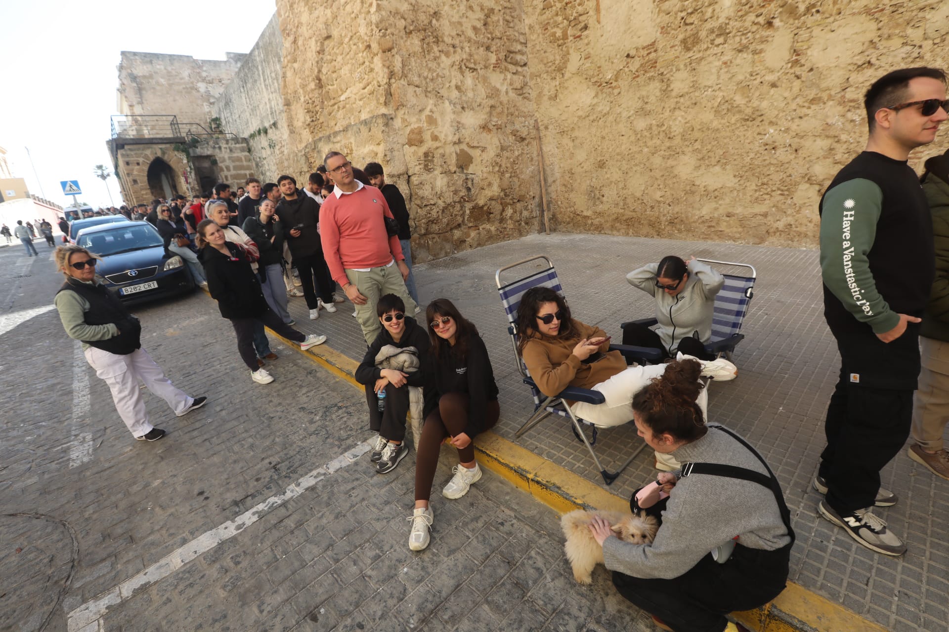 Fotos: Largas colas en San Valentín para conseguir entradas para la Final del COAC 2025 en el Falla