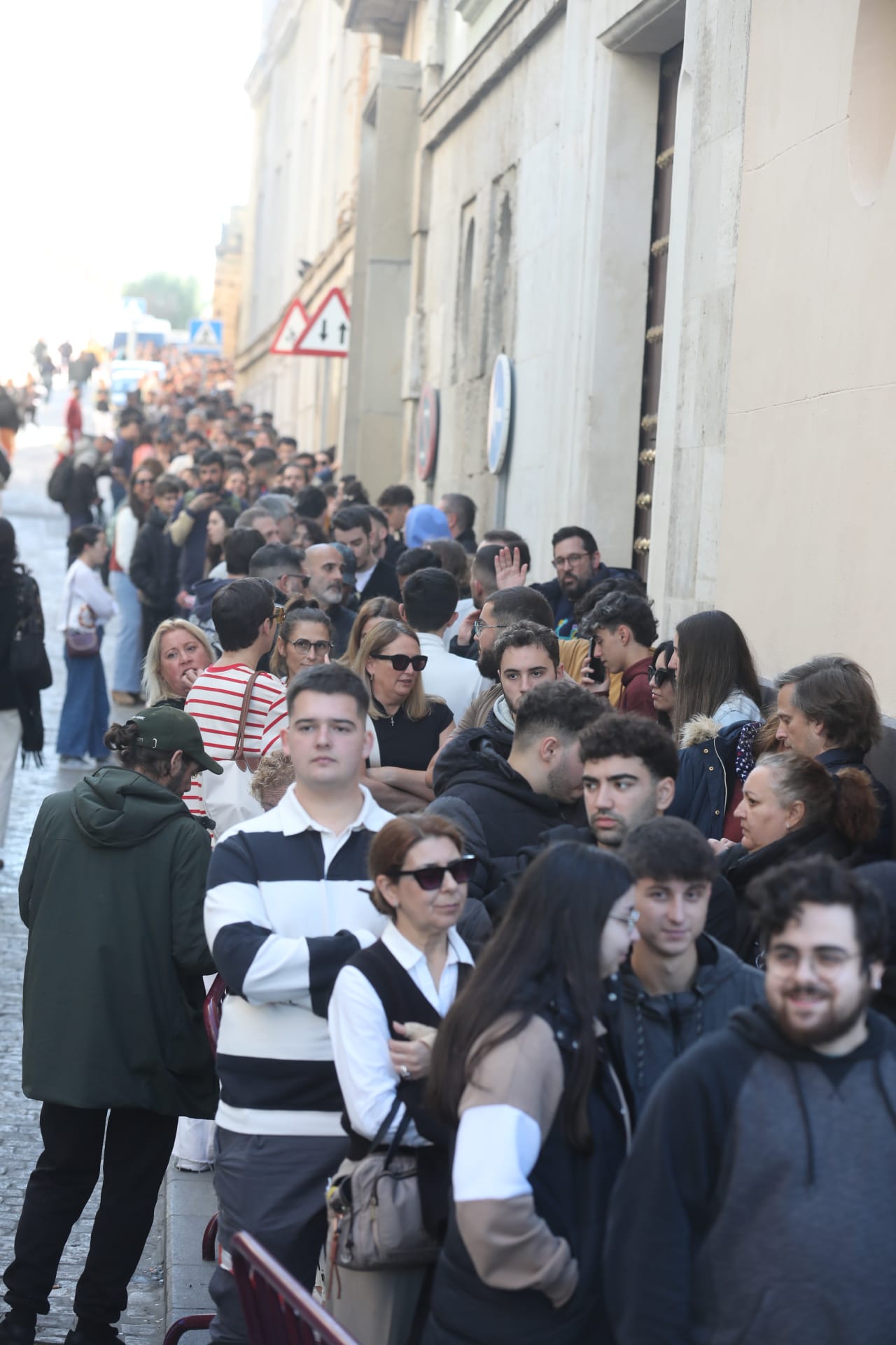 Fotos: Largas colas en San Valentín para conseguir entradas para la Final del COAC 2025 en el Falla