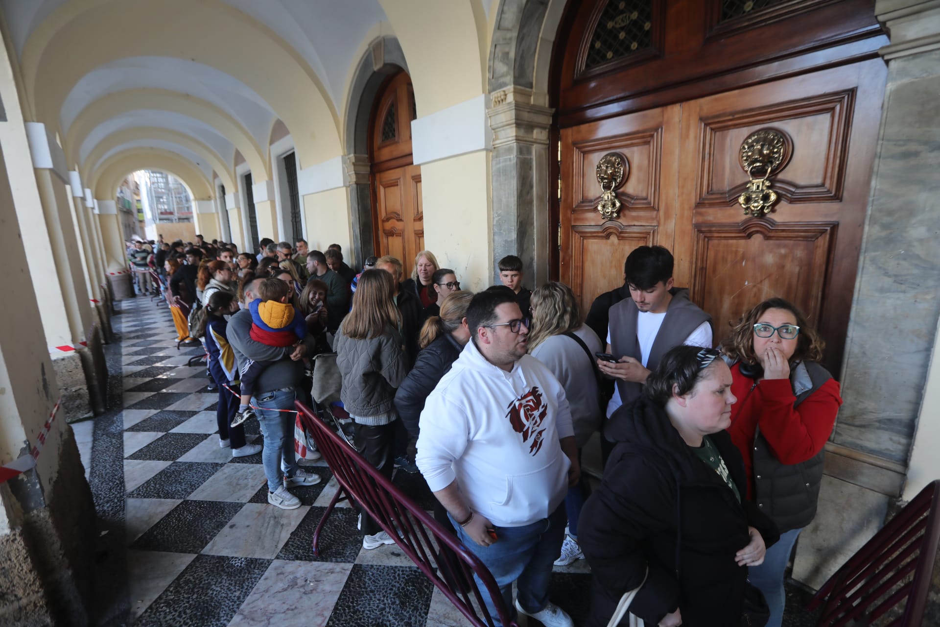 Fotos: Largas colas en San Valentín para conseguir entradas para la Final del COAC 2025 en el Falla