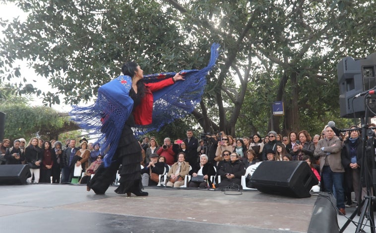 Imagen principal - Cádiz pone en su corazón una glorieta para la eterna bailaora Paca Briceño