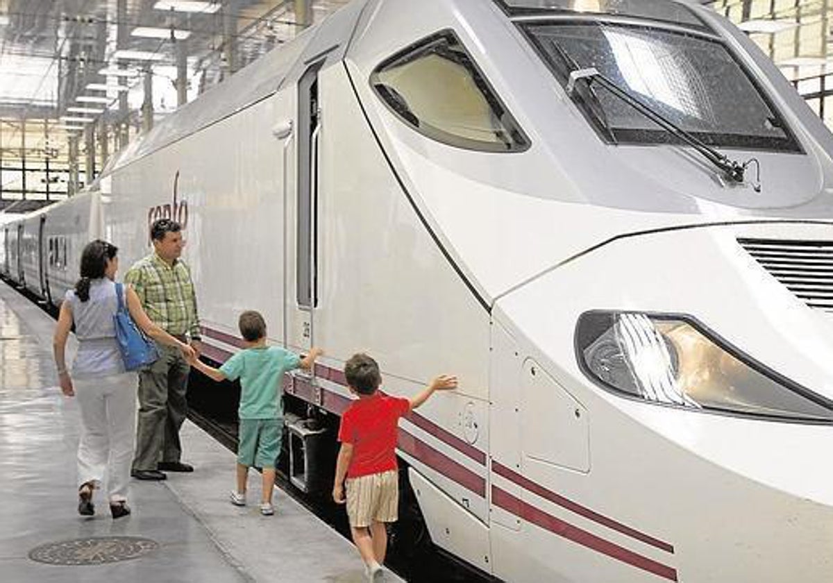 El PP de Cádiz pide volver a los compromisos de puntualidad de Renfe anteriores al 1 de julio de 2024