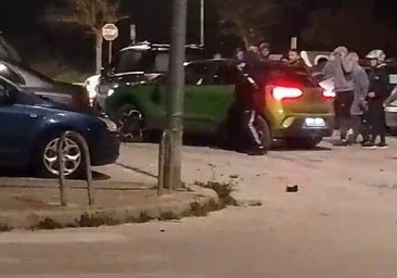 Violenta pelea a palos entre dos bandas en Sanlúcar con coches destrozados y calcinados