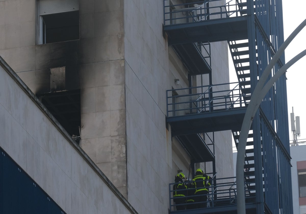 Imagen del grave incendio provocado en el hospital Puerta del Mar de Cádiz.