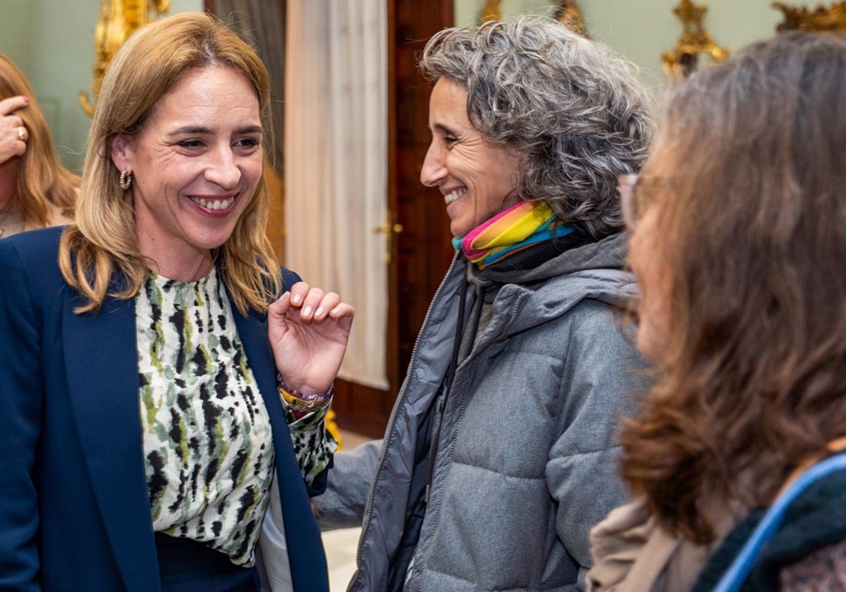 La presidenta de la Diputación de Cádiz, Almudena Martínez, y Susana Domínguez, presidenta de JereLesGay de Jerez.