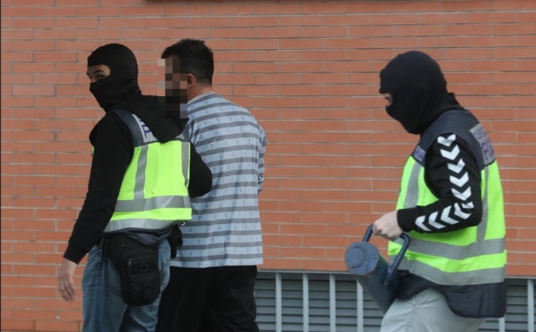 Imagen principal - La Policía Nacional toma Cádiz en una operación contra el tráfico de cocaína a tres días del Carnaval