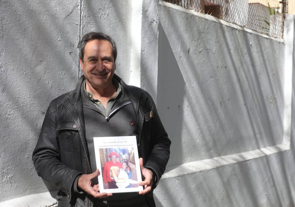 Wito, con un libro lleno de fotos suyas actuando que le regaló su hija en las pasadas navidades.