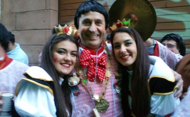 Wito, con sus hijas, durante un descanso.