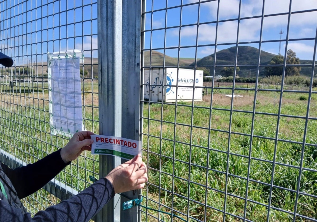 Precinto en una de las parcelas de Lomopardo donde se ha paralizado la construcción ilegal