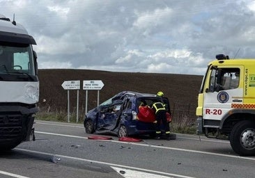 Un coche arrastrado por un tráiler deja dos heridos graves en el cruce de Benalup, en la A-396