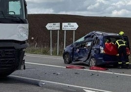 Un coche arrastrado por un tráiler deja dos heridos graves en el cruce de Benalup, en la A-396