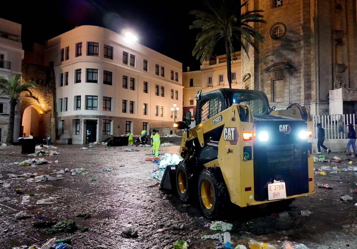 La plaza de la Catedral, tras la recogida de basura.