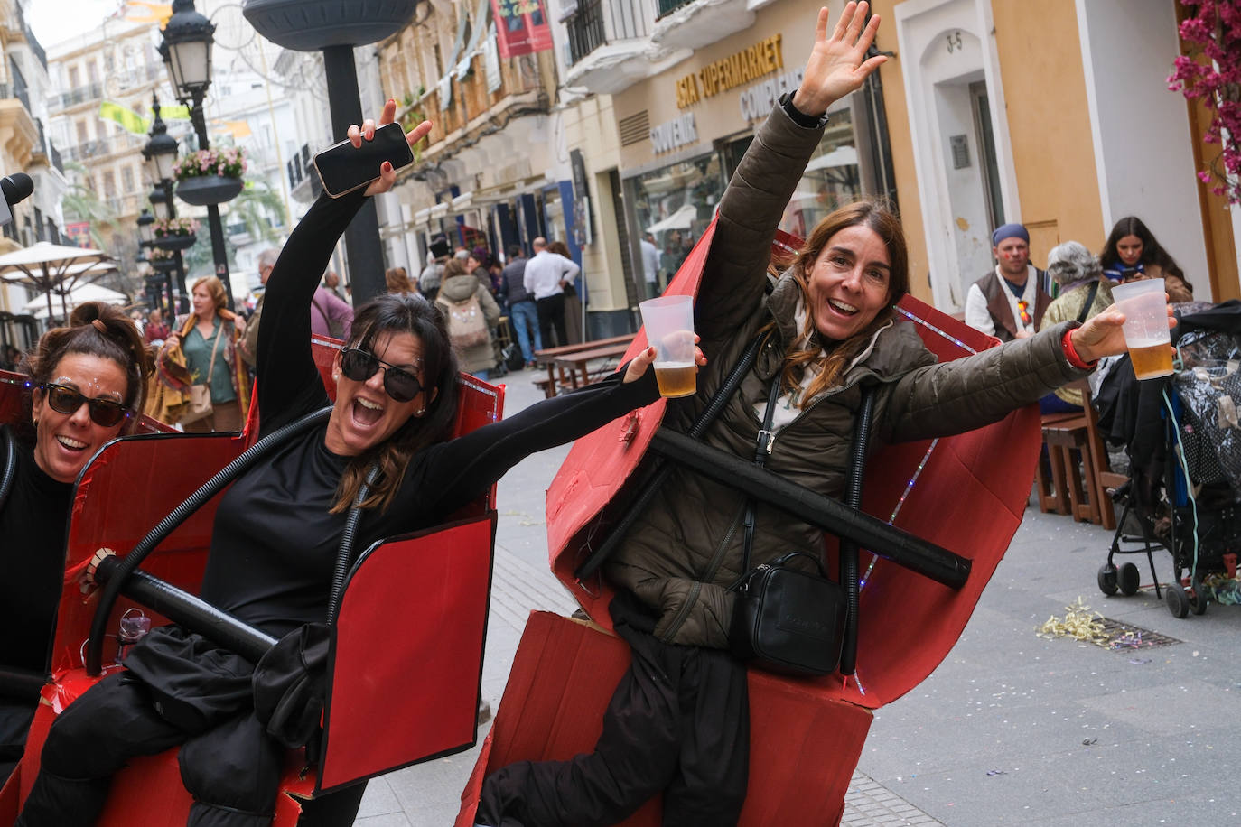 Fotos: Cádiz celebra el lunes de Carnaval con un ojo en el cielo