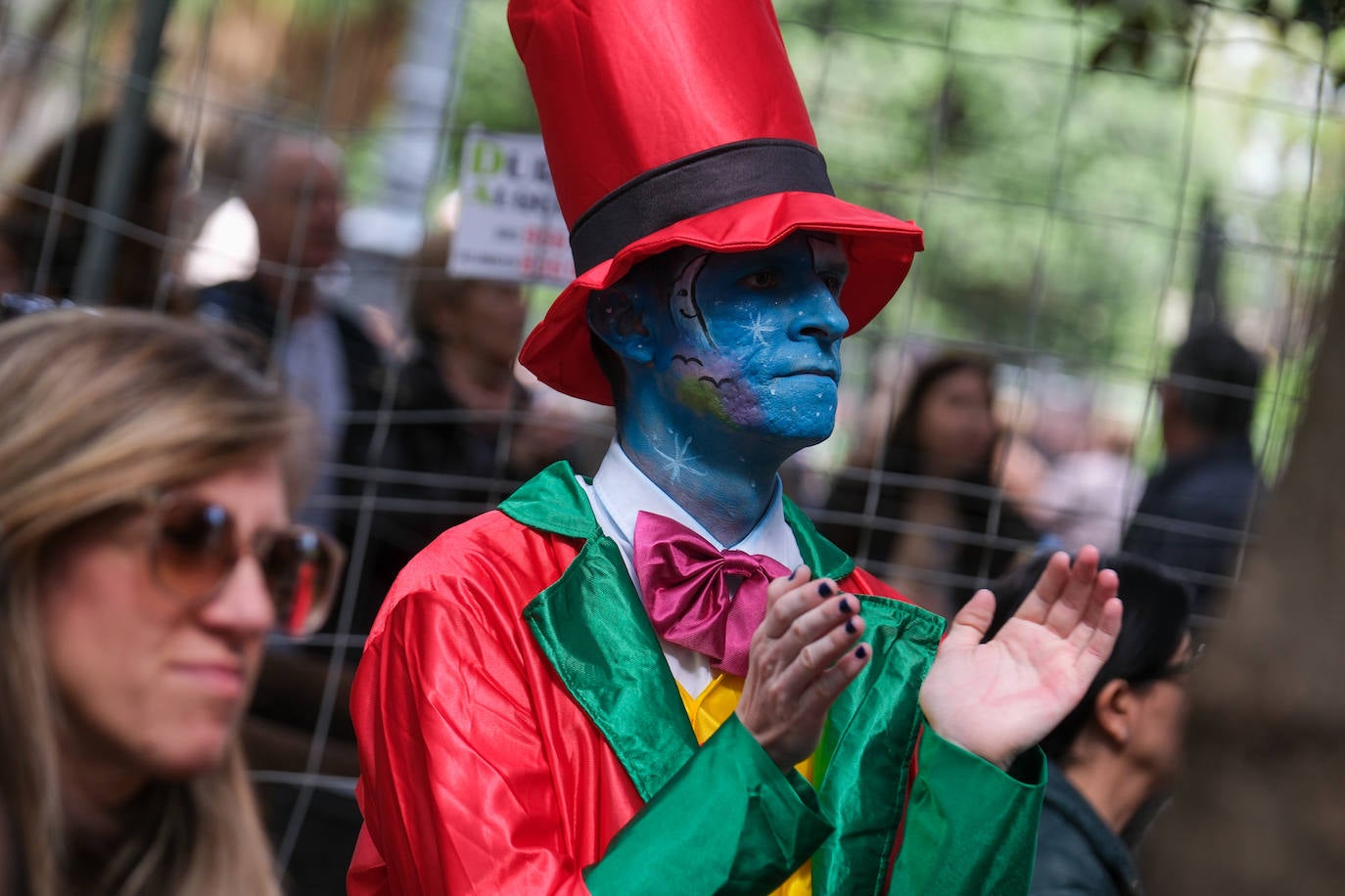 Fotos: Cádiz celebra el lunes de Carnaval con un ojo en el cielo
