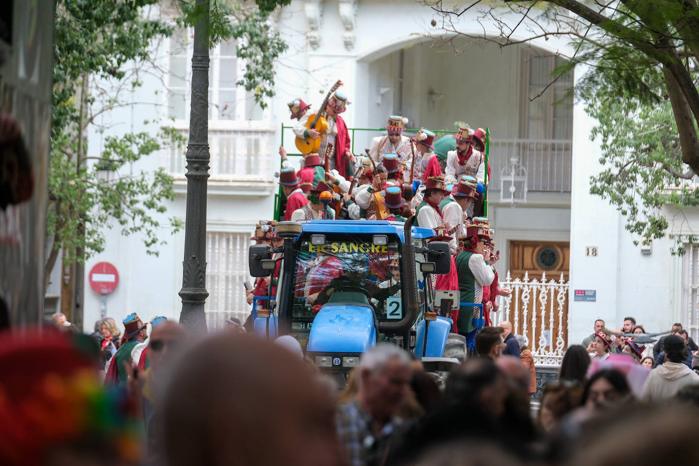 Fotos: Cádiz celebra el lunes de Carnaval con un ojo en el cielo
