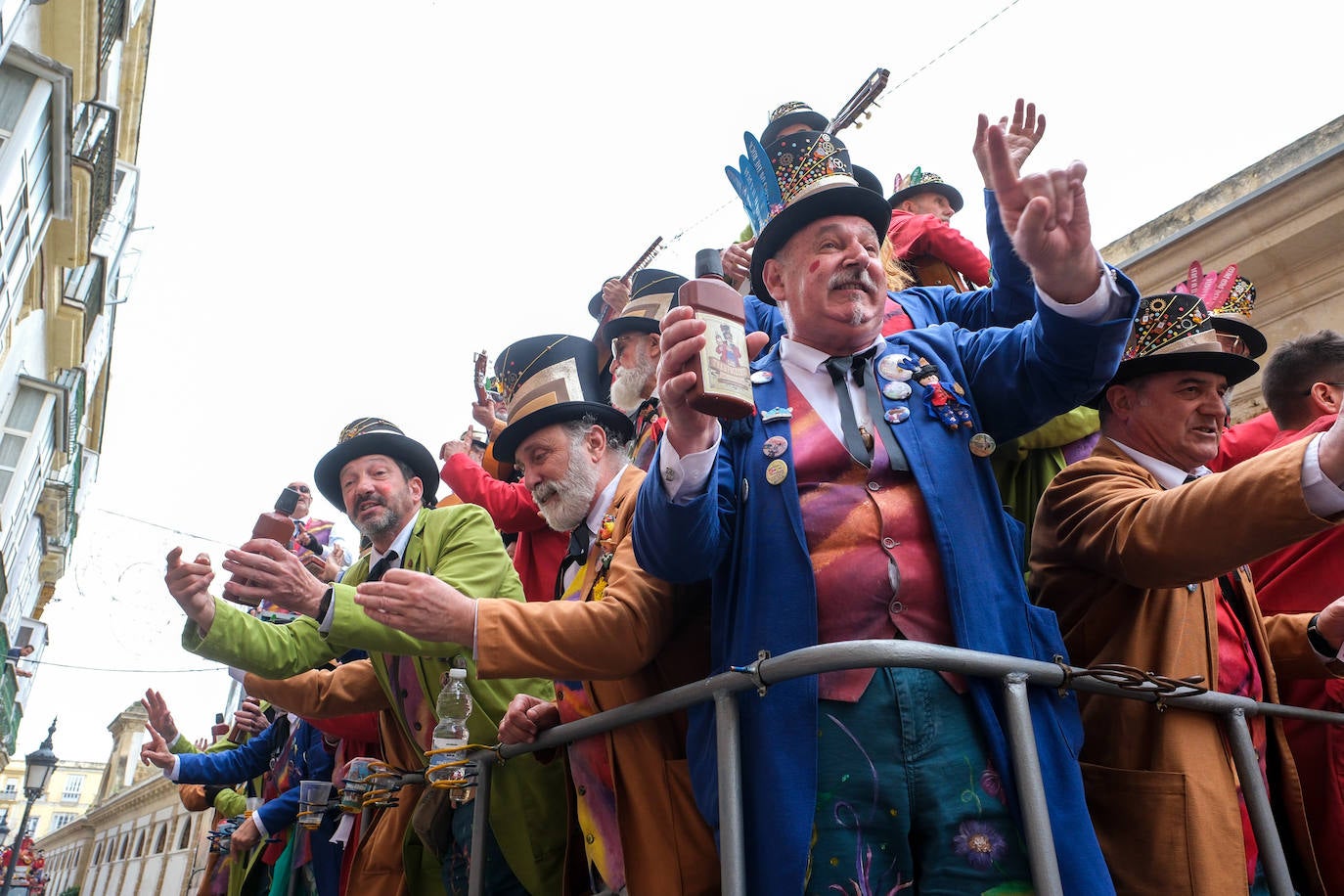 Fotos: Cádiz celebra el lunes de Carnaval con un ojo en el cielo