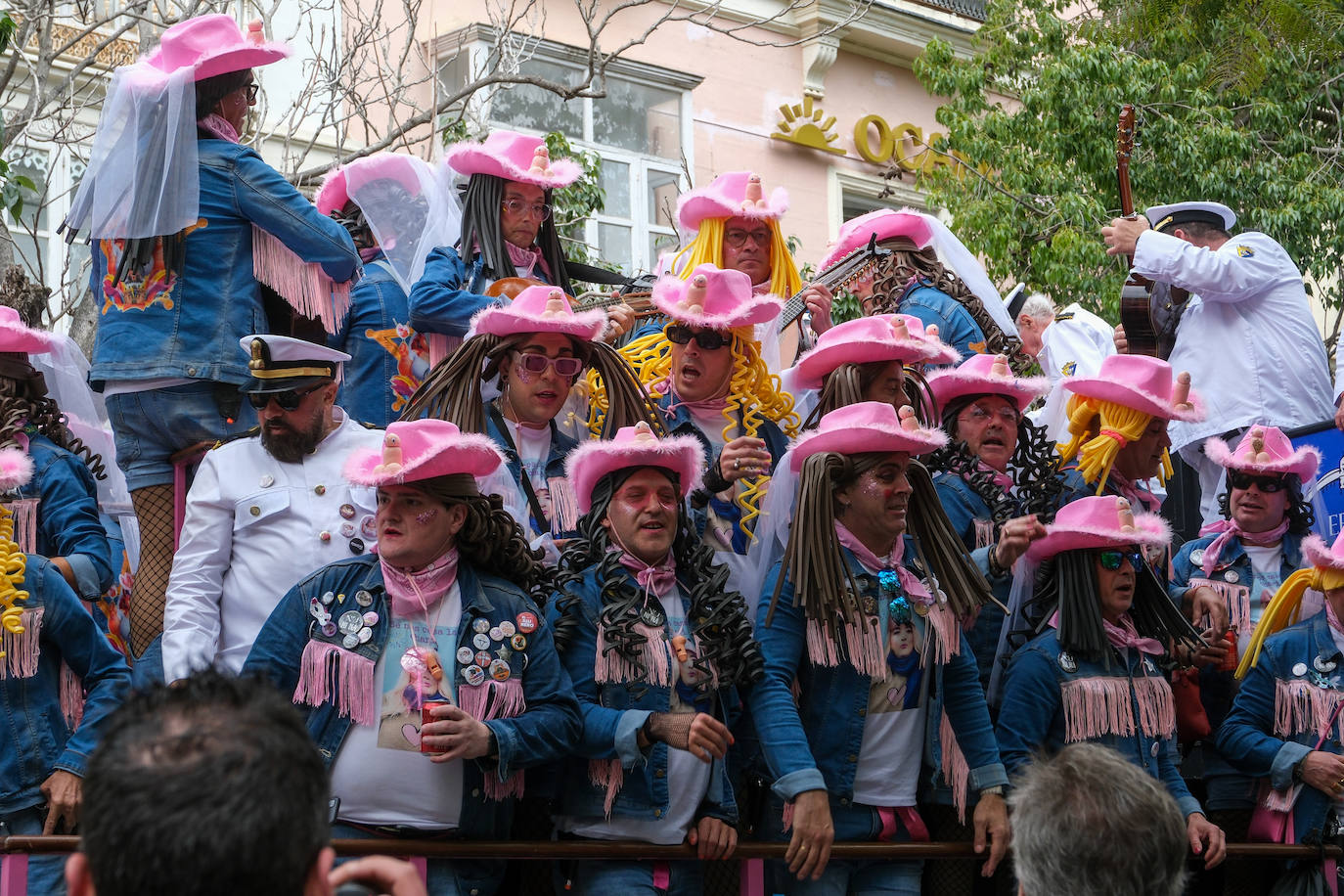 Fotos: Cádiz celebra el lunes de Carnaval con un ojo en el cielo