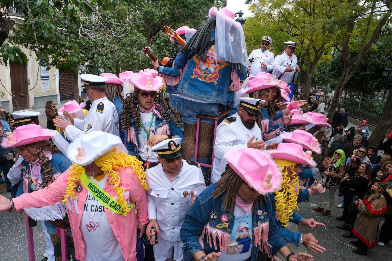 Fotos: Cádiz celebra el lunes de Carnaval con un ojo en el cielo