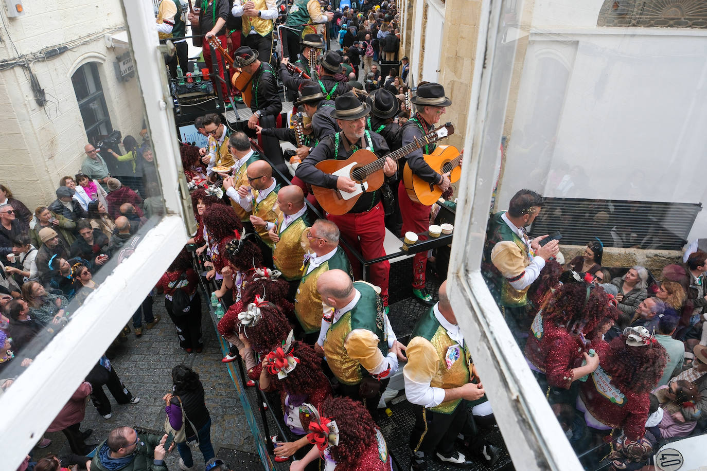 Fotos: Cádiz celebra el lunes de Carnaval con un ojo en el cielo