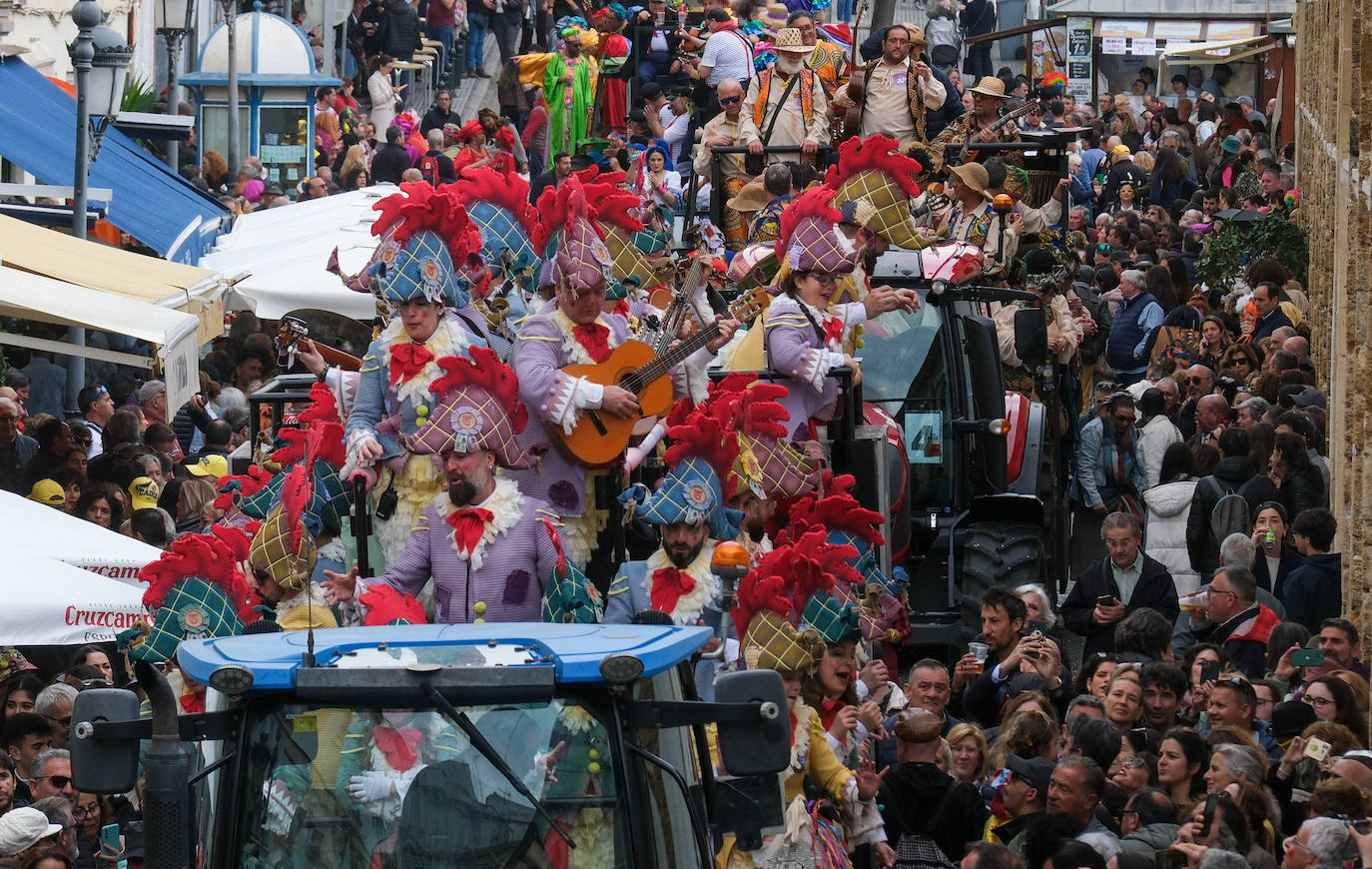 Fotos: Cádiz celebra el lunes de Carnaval con un ojo en el cielo