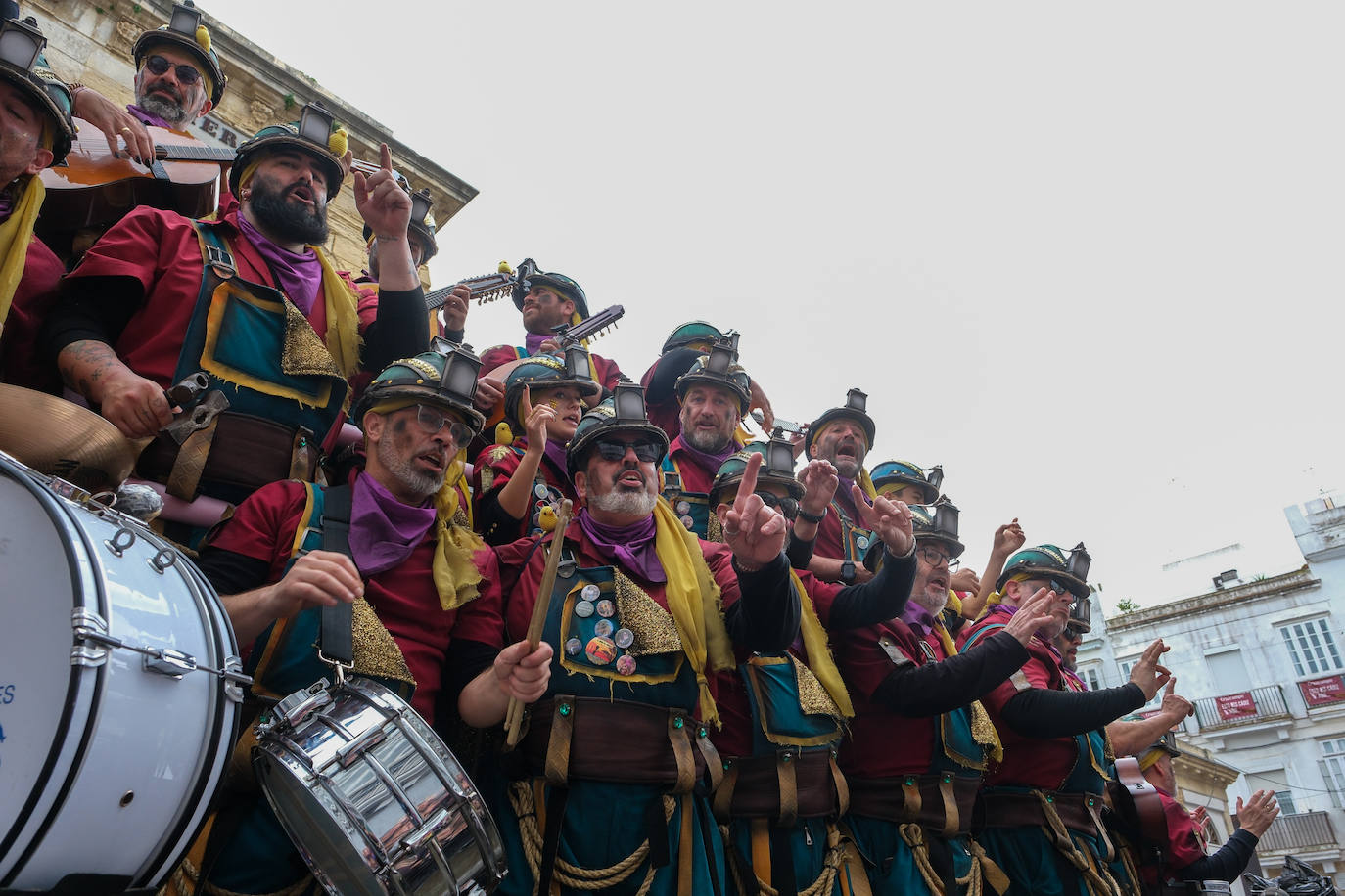 Fotos: Cádiz celebra el lunes de Carnaval con un ojo en el cielo