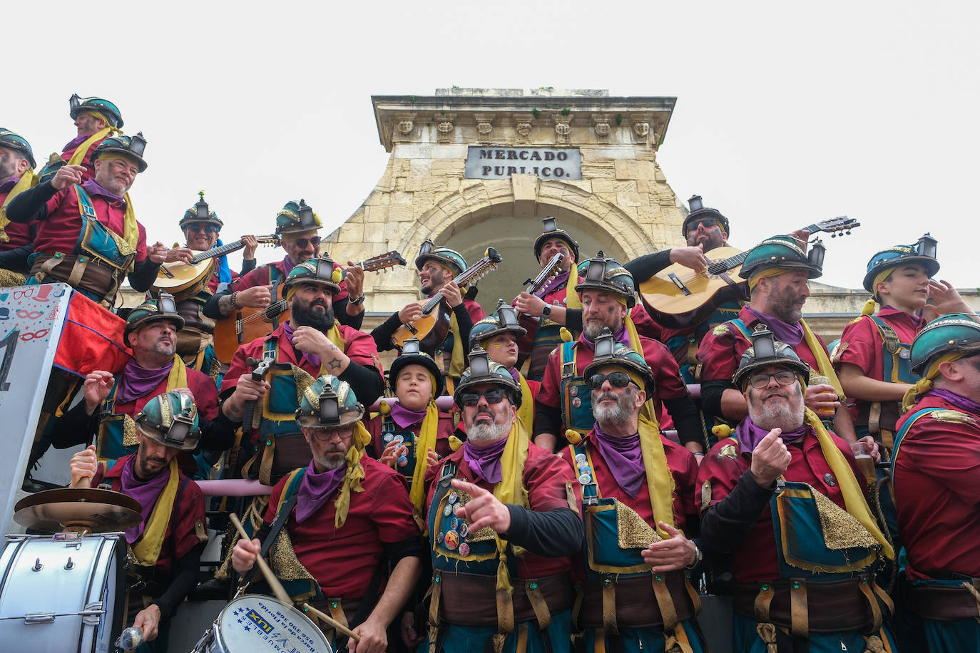 Fotos: Cádiz celebra el lunes de Carnaval con un ojo en el cielo