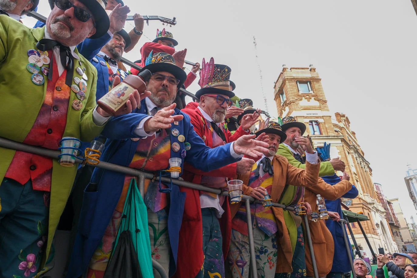 Fotos: Cádiz celebra el lunes de Carnaval con un ojo en el cielo