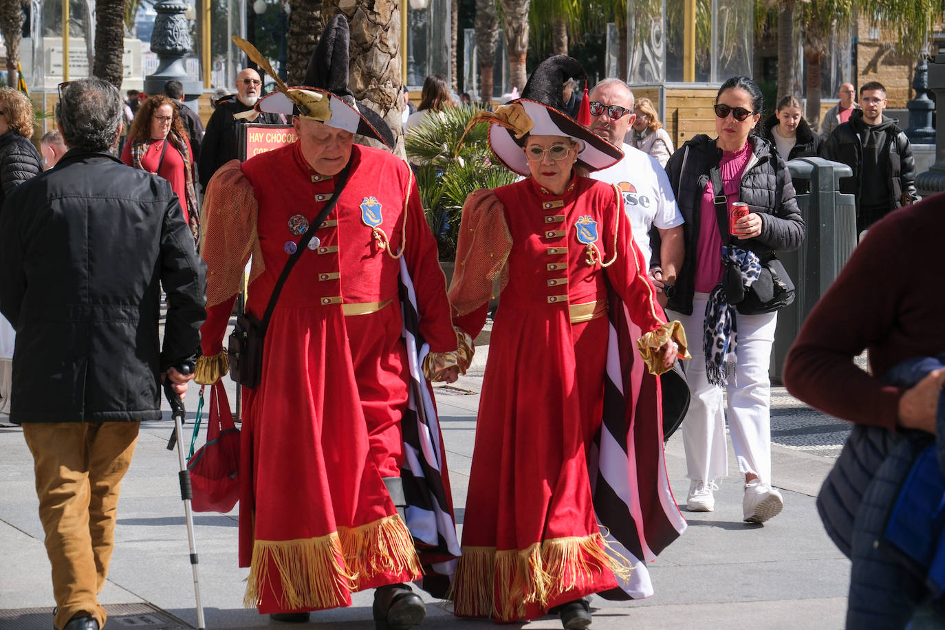 Fotos: Cádiz celebra el lunes de Carnaval con un ojo en el cielo