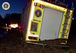 Rescate en la AP-4: Los bomberos salvan a 40 personas atrapadas por las fuertes lluvias tras desbordarse el Arroyo Salado en Jerez